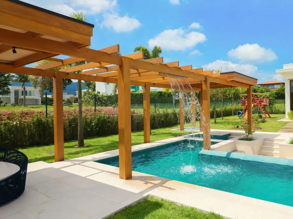 pergolado de madeira para area com piscina