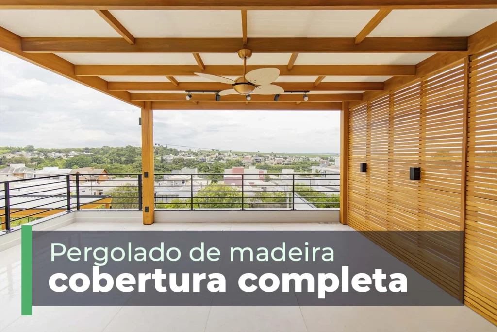 pergolado de madeira com cobertura completa