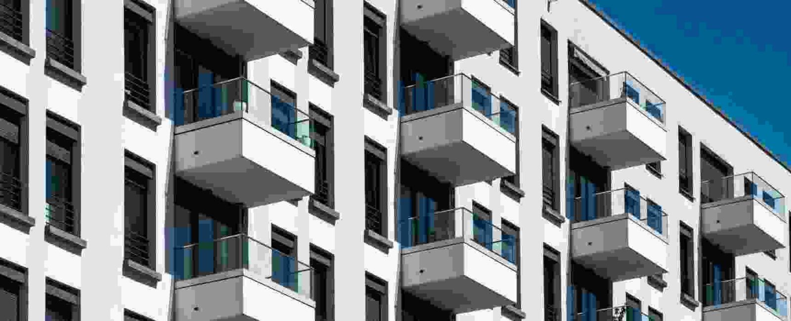 prédio com pequenas saraiva