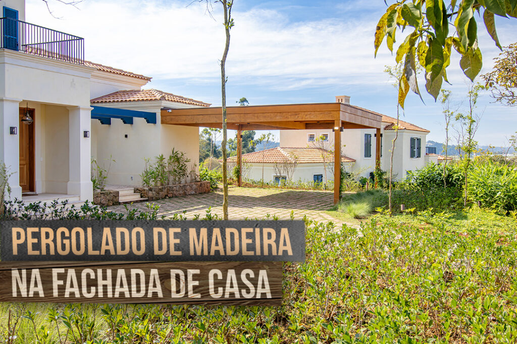pergolado de madeira na fachada de casa
