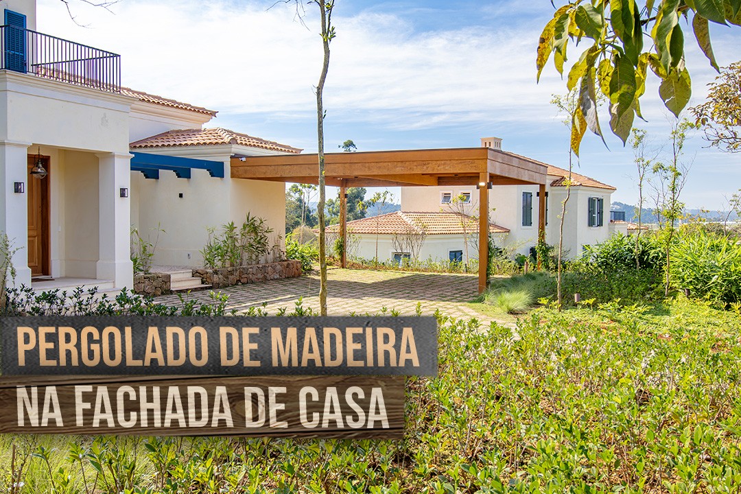 pergolado de madeira na fachada de casa saraiva